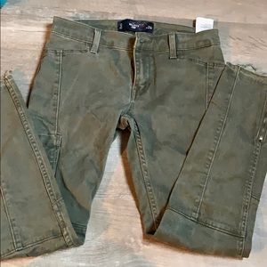 Green cropped cargo pants